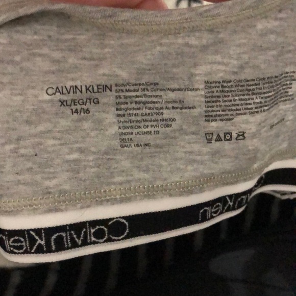 grey & white calvin klein bra - Picture 4 of 4